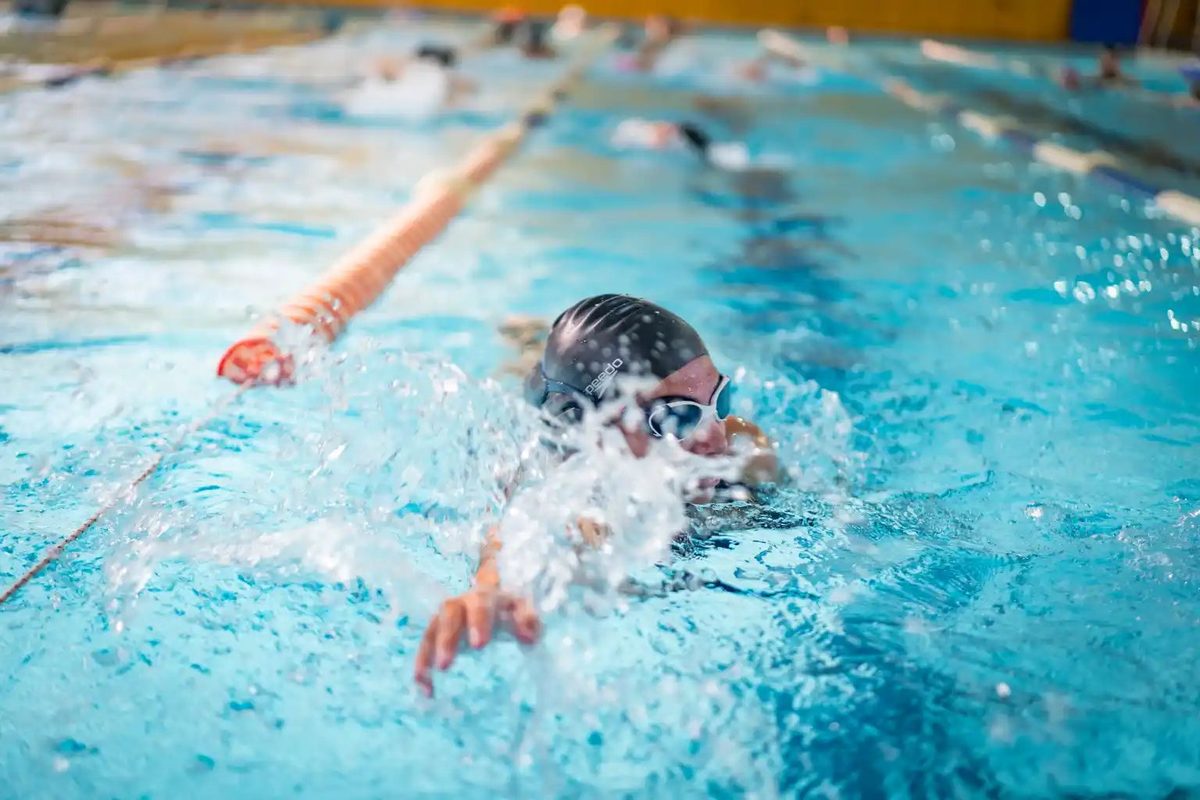 Nadador entrenando estilo libre con gorro Speedo en la piscina temperada UCM